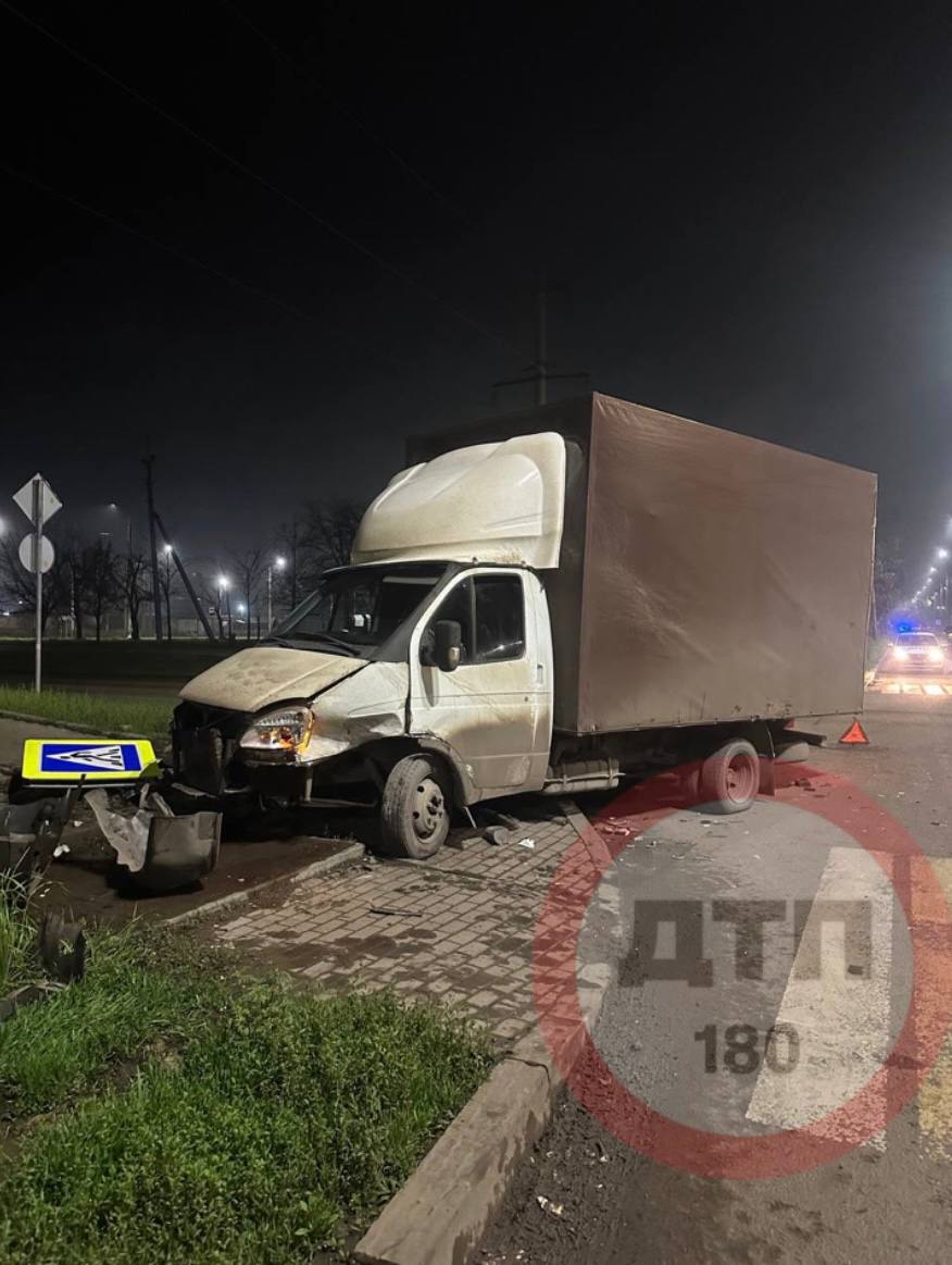 ДТП произошло на пересечении улиц.Куприна и 50 лет СССР в Мариуполе ДТП произошло на пересечении улиц.Куприна и 50 лет СССР в Мариуполе