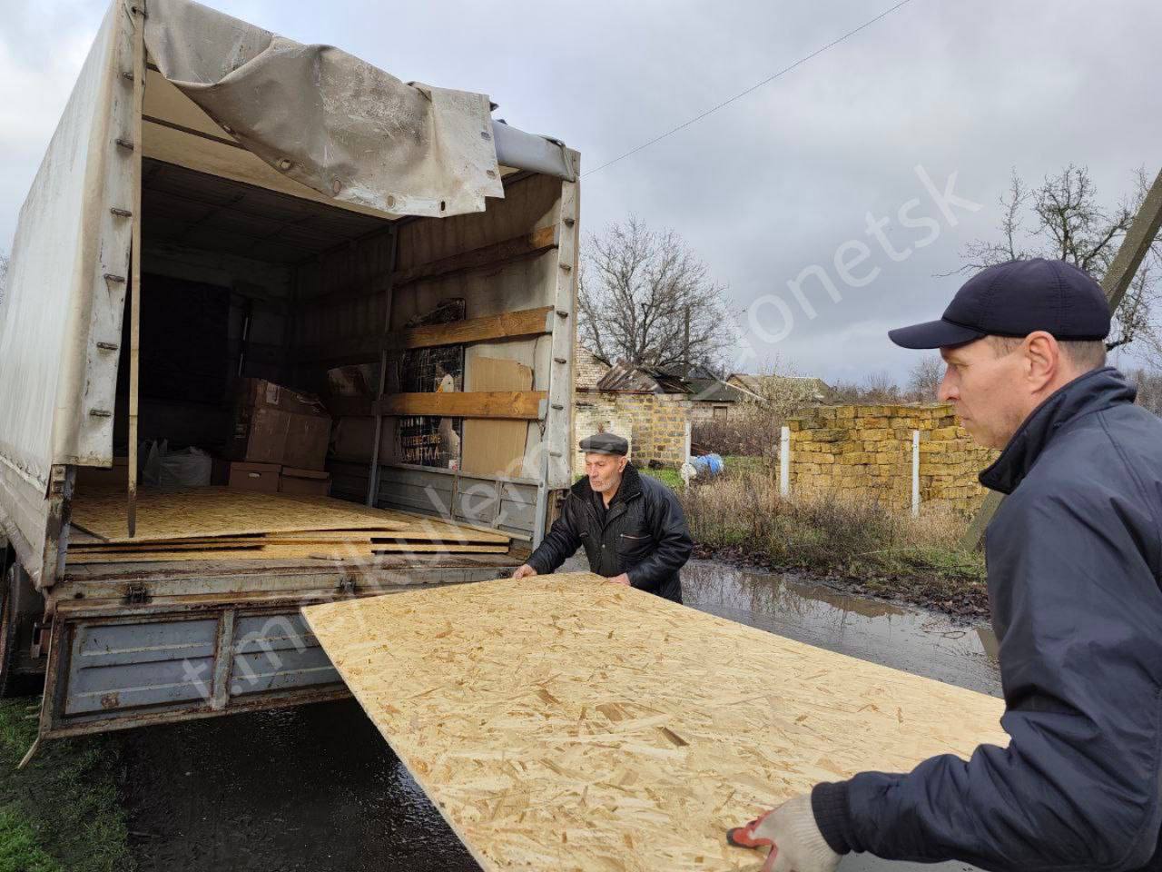 Жителям Великой Новоселки доставили продукты, средства гигиены и стройматериалы Жителям Великой Новоселки доставили продукты, средства гигиены и стройматериалы