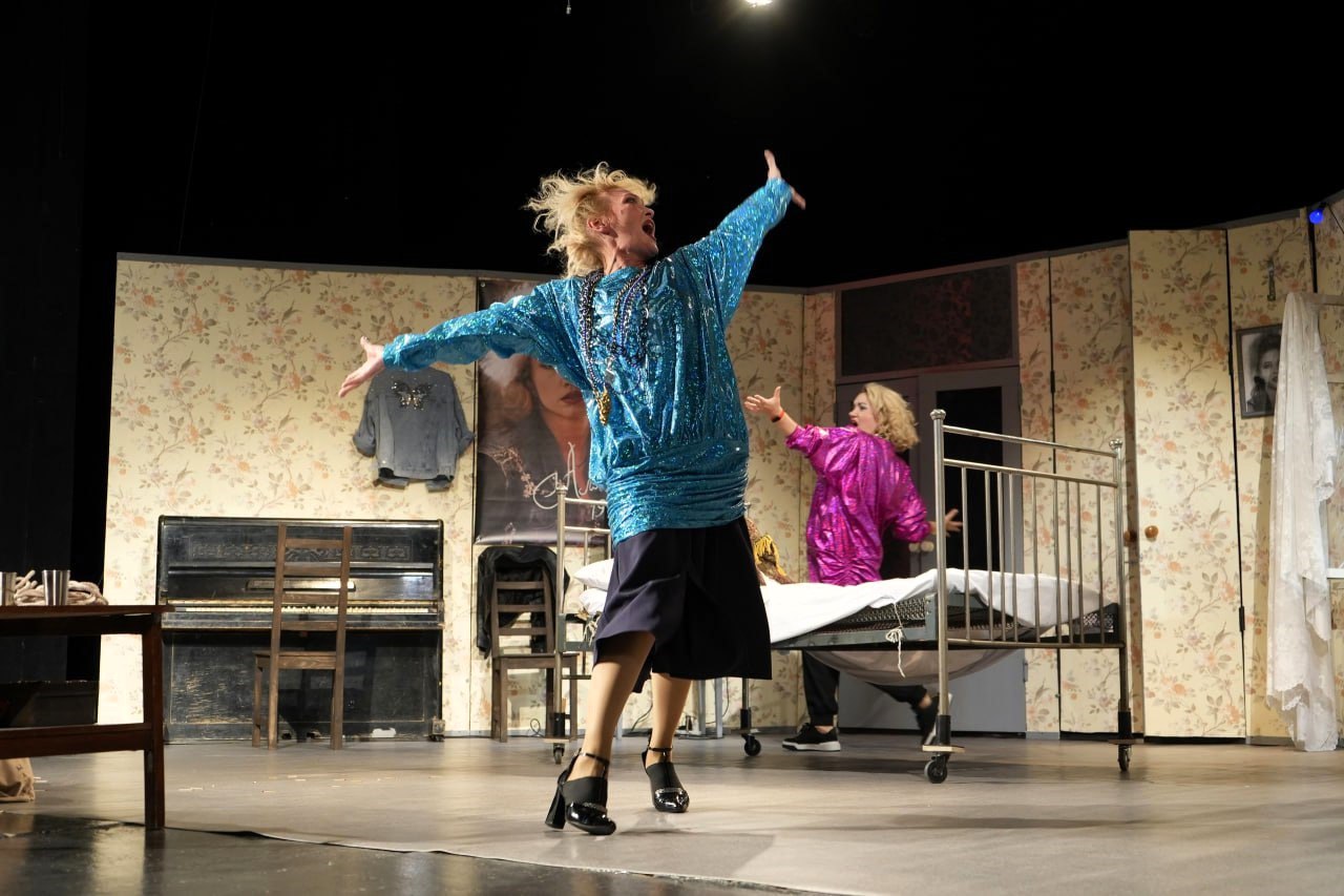 13 декабря Донецкий республиканский молодежный театр гостеприимно распахнул свои двери для семей ветеранов боевых действий, состоящих на сопровождении в филиале фонда «Защитники Отечества», даря им возможность погрузиться в... 13 декабря Донецкий республиканский молодежный театр гостеприимно распахнул свои двери для семей ветеранов боевых действий, состоящих на сопровождении в филиале фонда «Защитники Отечества», даря им возможность погрузиться в...