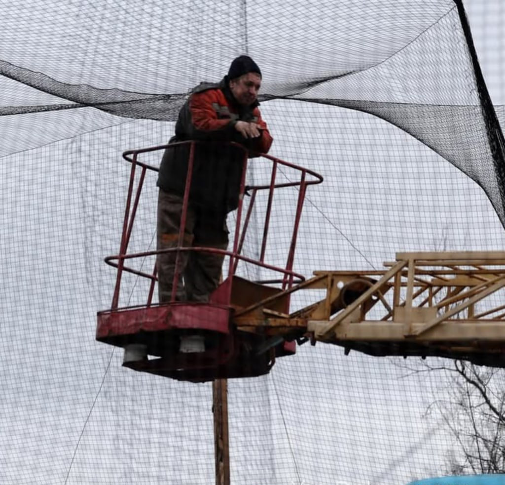 Боевики ВСУ готовят Дружковку к Новому году, украшая трассу рыболовными сетями