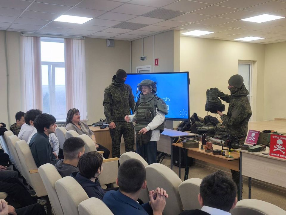 Знания спасают жизни: в учебных заведениях прошло важное занятие по минной безопасности Знания спасают жизни: в учебных заведениях прошло важное занятие по минной безопасности