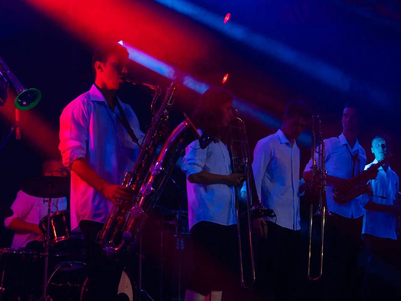 Первый в России прошел неоновый спортивный фестиваль в ДНР Первый в России прошел неоновый спортивный фестиваль в ДНР