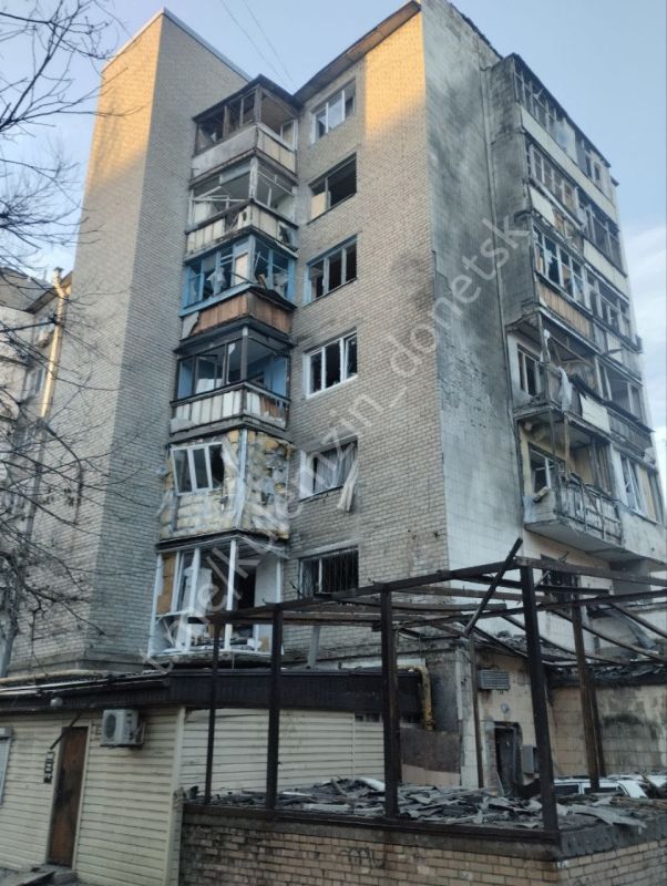 Не осталось целых окон: украинские беспилотники атаковали три жилых дома в Донецке Не осталось целых окон: украинские беспилотники атаковали три жилых дома в Донецке