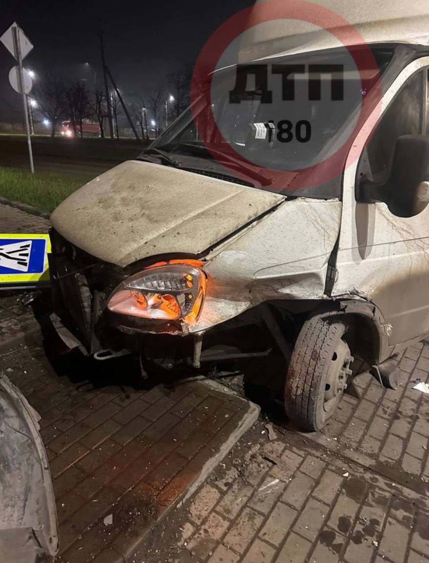 ДТП произошло на пересечении улиц.Куприна и 50 лет СССР в Мариуполе ДТП произошло на пересечении улиц.Куприна и 50 лет СССР в Мариуполе