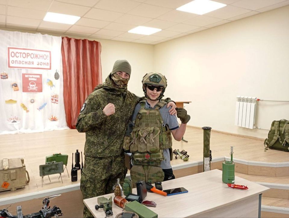 Знания спасают жизни: в учебных заведениях прошло важное занятие по минной безопасности Знания спасают жизни: в учебных заведениях прошло важное занятие по минной безопасности