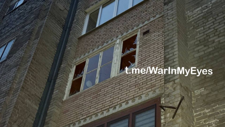 Последствия прилета ударного БПЛА в жилой многоквартирный дом в Буденновском районе Донецка Последствия прилета ударного БПЛА в жилой многоквартирный дом в Буденновском районе Донецка