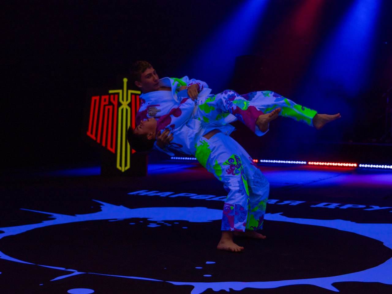 "Сила Донбасса" под ультрафиолетом: в ДНР прошел первый в России спортивный фестиваль в неоне "Сила Донбасса" под ультрафиолетом: в ДНР прошел первый в России спортивный фестиваль в неоне