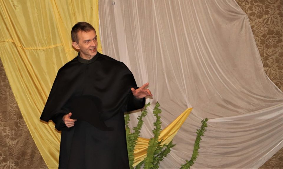 Предпраздничный концерт. 14 декабря в Пункте Временного Размещения состоялся предпраздничный концерт, организованный Театром «На Литейном» Предпраздничный концерт. 14 декабря в Пункте Временного Размещения состоялся предпраздничный концерт, организованный Театром «На Литейном»