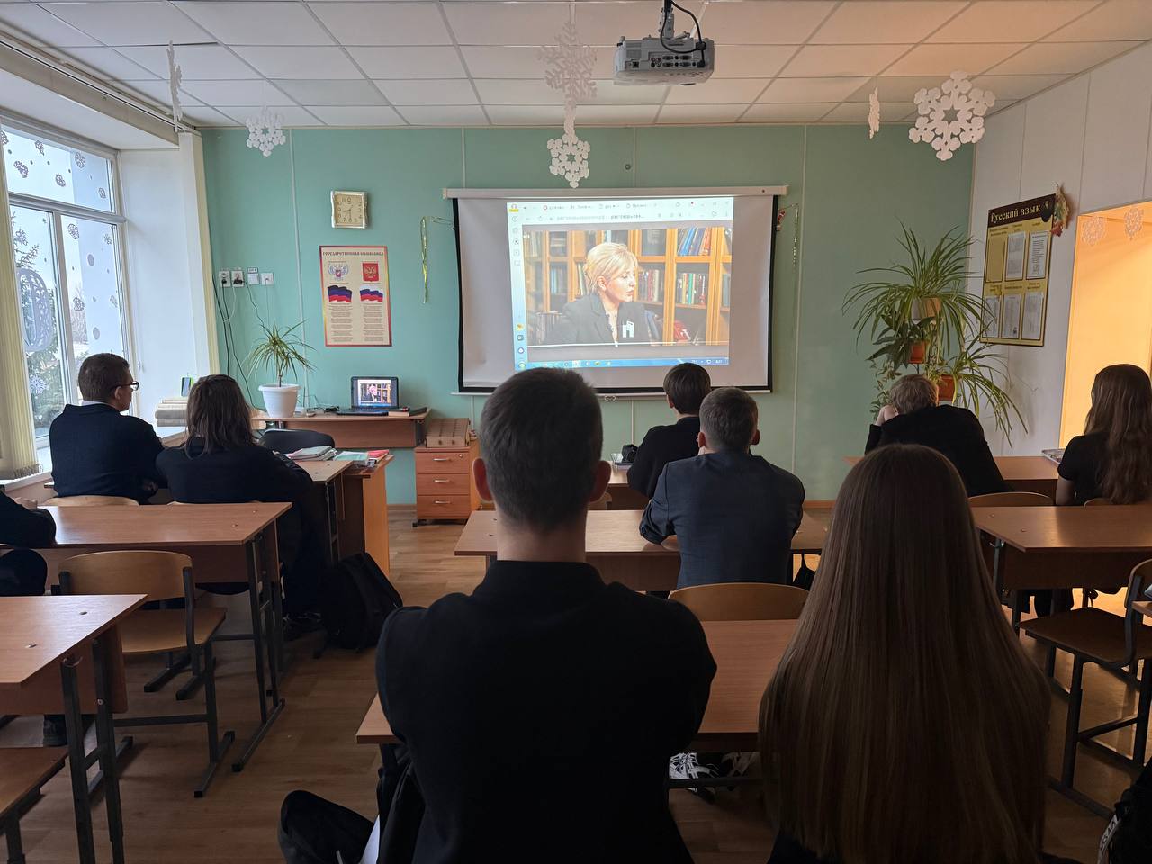 Разговоры о важном. Новая учебная неделя в Тельмановской гимназии началась традиционно с еженедельной линейки и почётного права выноса флага Российской Федерации и флага Донецкой Народной Республики юнармейцами ВПК «Юные... Разговоры о важном. Новая учебная неделя в Тельмановской гимназии началась традиционно с еженедельной линейки и почётного права выноса флага Российской Федерации и флага Донецкой Народной Республики юнармейцами ВПК «Юные...