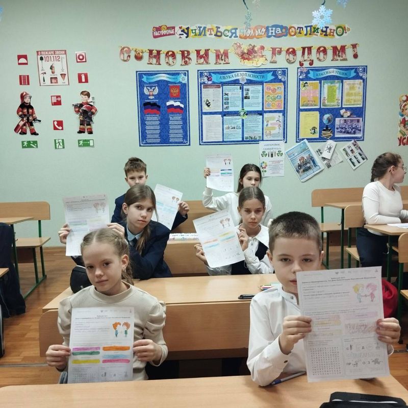 Разговоры о важном. Новая учебная неделя в Тельмановской гимназии началась традиционно с еженедельной линейки и почётного права выноса флага Российской Федерации и флага Донецкой Народной Республики юнармейцами ВПК «Юные... Разговоры о важном. Новая учебная неделя в Тельмановской гимназии началась традиционно с еженедельной линейки и почётного права выноса флага Российской Федерации и флага Донецкой Народной Республики юнармейцами ВПК «Юные...