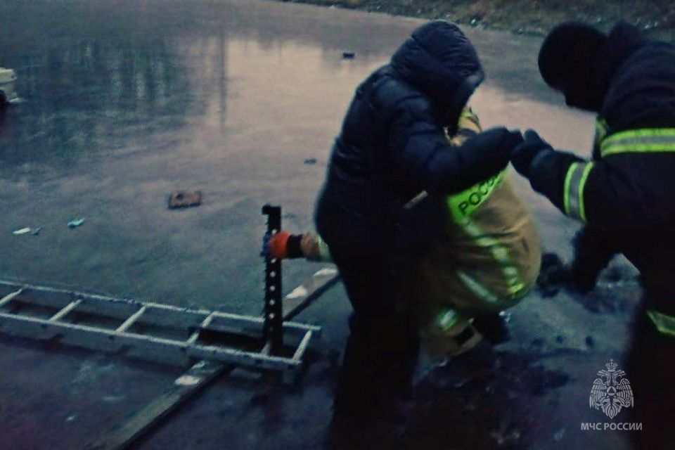 Ребёнок застрял в затонувшей машине на льду в Макеевке Ребёнок застрял в затонувшей машине на льду в Макеевке