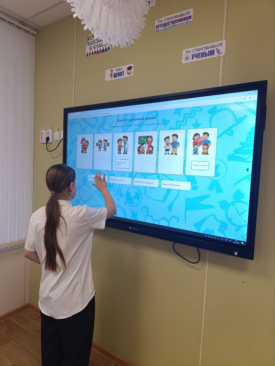 Разговоры о важном. Новая учебная неделя в Тельмановской гимназии началась традиционно с еженедельной линейки и почётного права выноса флага Российской Федерации и флага Донецкой Народной Республики юнармейцами ВПК «Юные... Разговоры о важном. Новая учебная неделя в Тельмановской гимназии началась традиционно с еженедельной линейки и почётного права выноса флага Российской Федерации и флага Донецкой Народной Республики юнармейцами ВПК «Юные...