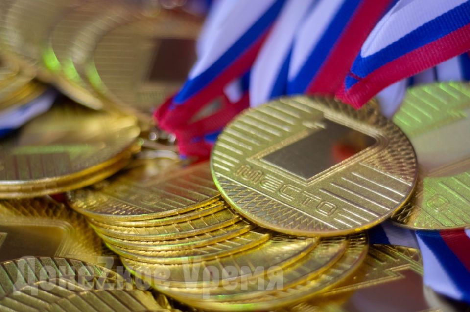 "Зимняя сказка" на профессиональном помосте: в ДНР прошли соревнования по спортивной аэробике