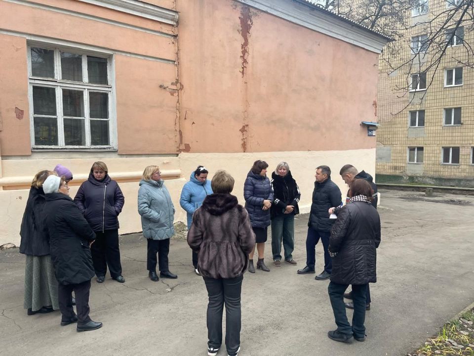 Заместитель Председателя Народного Совета Николай Сытов провел сход граждан с жителями Ворошиловского района Донецка Заместитель Председателя Народного Совета Николай Сытов провел сход граждан с жителями Ворошиловского района Донецка