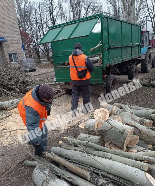 Алексей Кулемзин: Сегодня сотрудники коммунального предприятия «Зелёное строительство» убрали и вывезли опавшую листву, ветки, также устраняют последствия непогоды, выполняя распил деревьев Алексей Кулемзин: Сегодня сотрудники коммунального предприятия «Зелёное строительство» убрали и вывезли опавшую листву, ветки, также устраняют последствия непогоды, выполняя распил деревьев