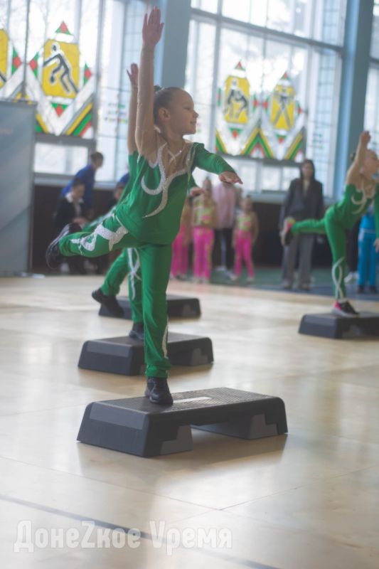 "Зимняя сказка" на профессиональном помосте: в ДНР прошли соревнования по спортивной аэробике "Зимняя сказка" на профессиональном помосте: в ДНР прошли соревнования по спортивной аэробике