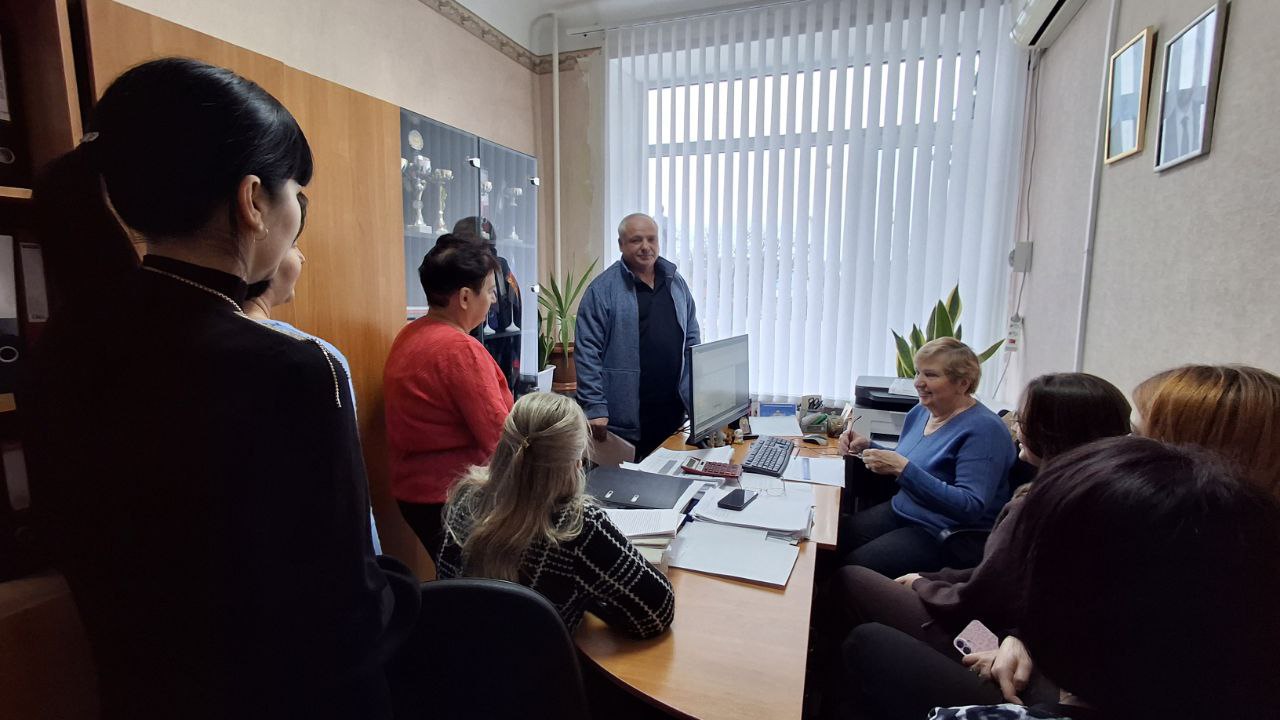 Депутат Тельмановского муниципального совета Юрий Корюк провёл встречу с трудовым коллективом Финансового управления Администрации Тельмановского муниципального округа