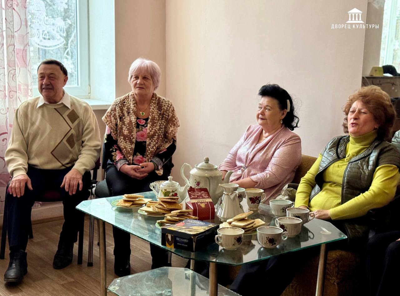 15 декабря вокальный коллектив «Белые лебеди» отметил День чая душевными посиделками 15 декабря вокальный коллектив «Белые лебеди» отметил День чая душевными посиделками