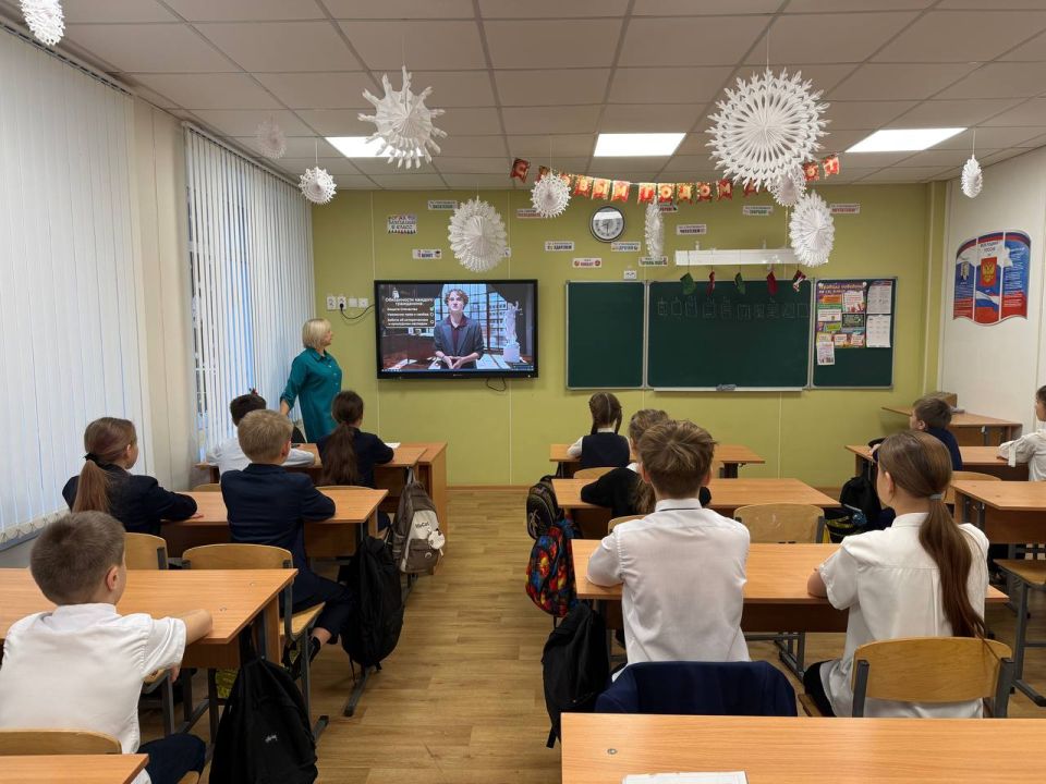 Разговоры о важном. Новая учебная неделя в Тельмановской гимназии началась традиционно с еженедельной линейки и почётного права выноса флага Российской Федерации и флага Донецкой Народной Республики юнармейцами ВПК «Юные... Разговоры о важном. Новая учебная неделя в Тельмановской гимназии началась традиционно с еженедельной линейки и почётного права выноса флага Российской Федерации и флага Донецкой Народной Республики юнармейцами ВПК «Юные...