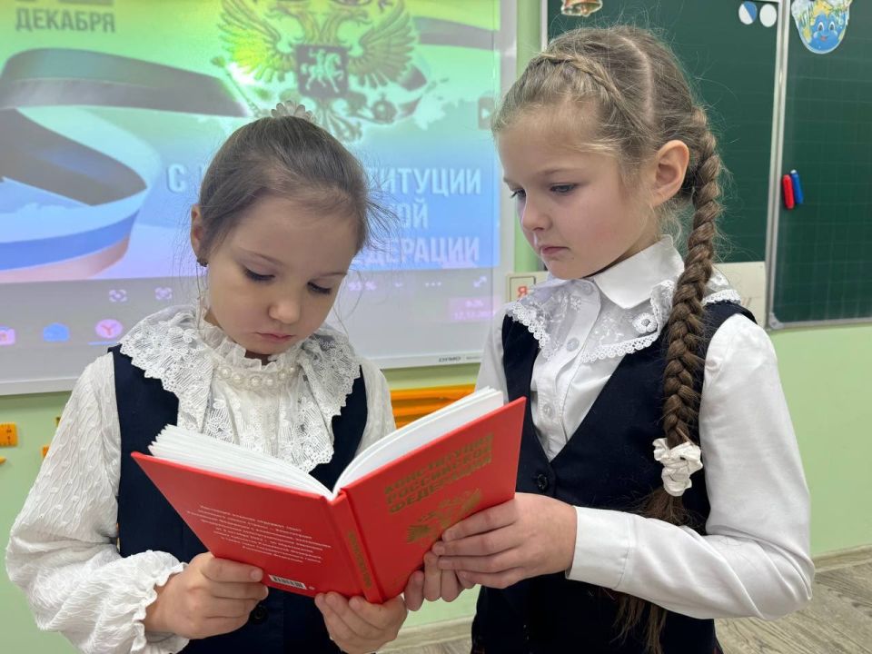 В школах Кировского прошли занятия «Разговоры о важном», посвященные Дню Конституции Российской Федерации В школах Кировского прошли занятия «Разговоры о важном», посвященные Дню Конституции Российской Федерации
