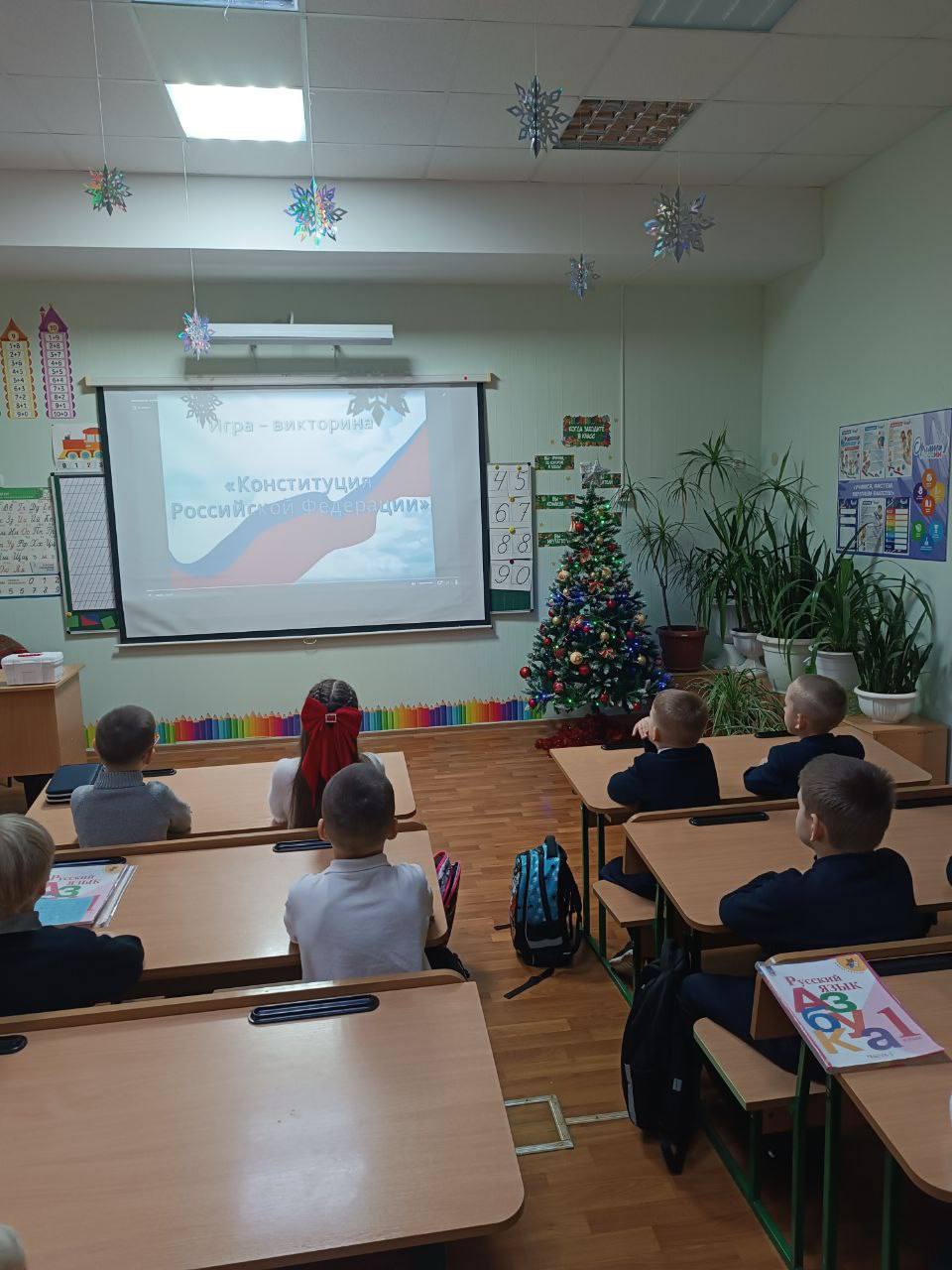 Разговоры о важном. Новая учебная неделя в Тельмановской гимназии началась традиционно с еженедельной линейки и почётного права выноса флага Российской Федерации и флага Донецкой Народной Республики юнармейцами ВПК «Юные... Разговоры о важном. Новая учебная неделя в Тельмановской гимназии началась традиционно с еженедельной линейки и почётного права выноса флага Российской Федерации и флага Донецкой Народной Республики юнармейцами ВПК «Юные...