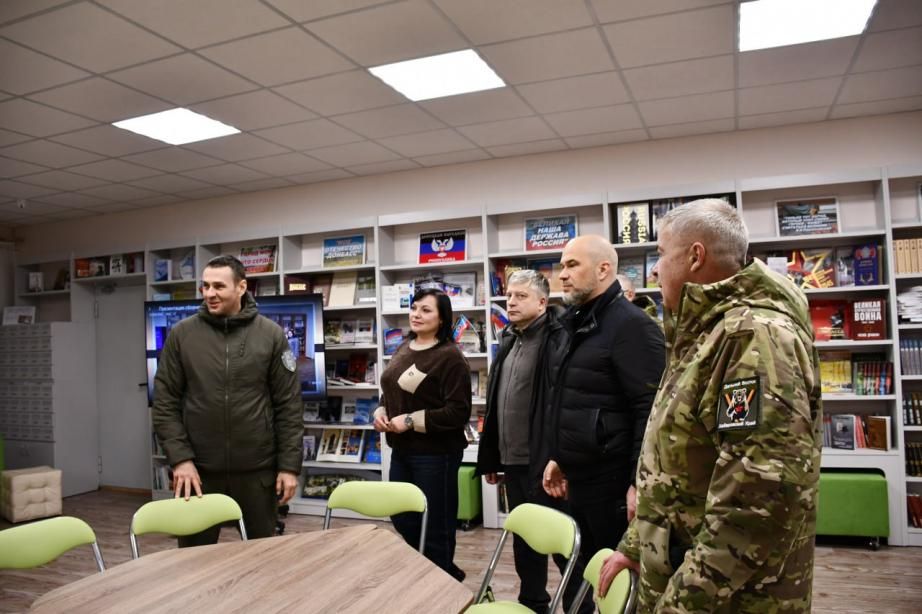 Дмитрий Демешин осмотрел центральную городскую библиотеку города Дебальцево Дмитрий Демешин осмотрел центральную городскую библиотеку города Дебальцево