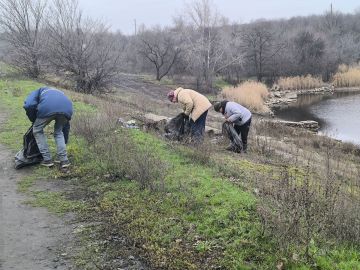 В Торезе продолжается уборка территории городской плотины в рамках партийного проекта "Зеленая экономика"