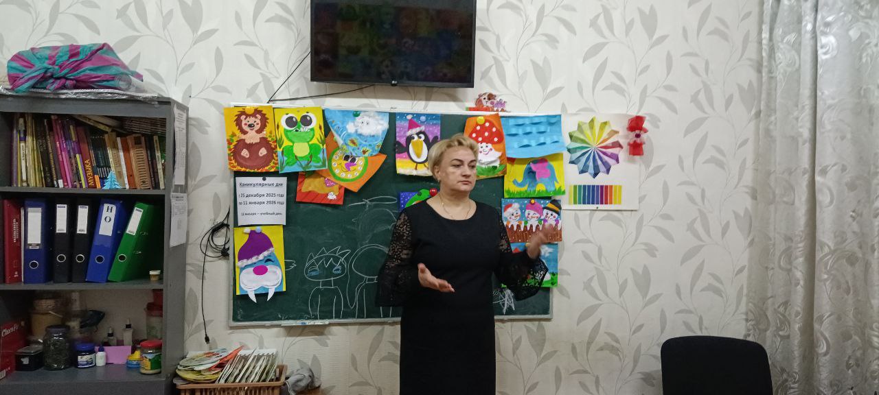 Юлия Крюкова провела встречу с коллективом Зугрэсской школы искусств