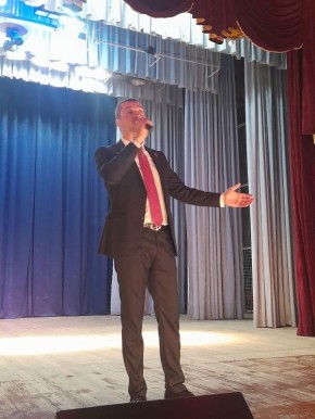 В городе Комсомольское прошел концерт Сергея Куприка