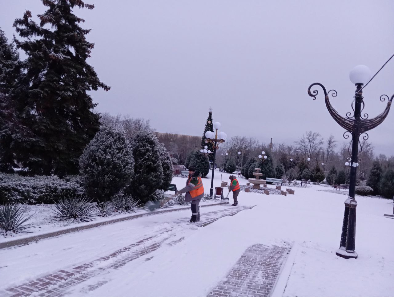 В Мариуполе коммунальщики устраняют последствия снегопада В Мариуполе коммунальщики устраняют последствия снегопада