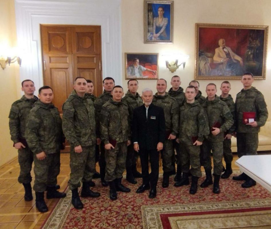 В театр военных действий - со сцены В театр военных действий - со сцены