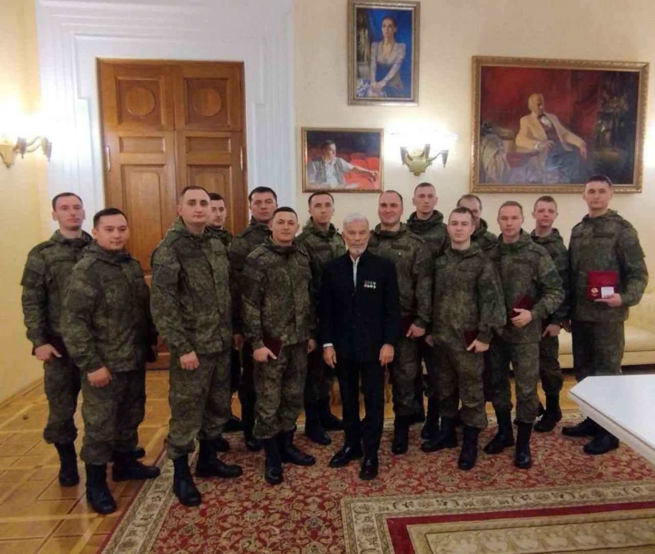 В театр военных действий - со сцены В театр военных действий - со сцены