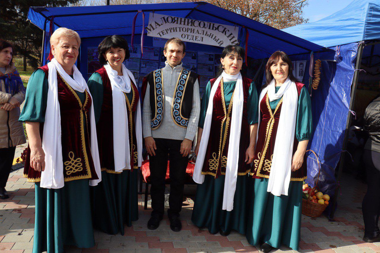 Фолк-ансамбль на праздниках споет колядки на румейском Фолк-ансамбль на праздниках споет колядки на румейском