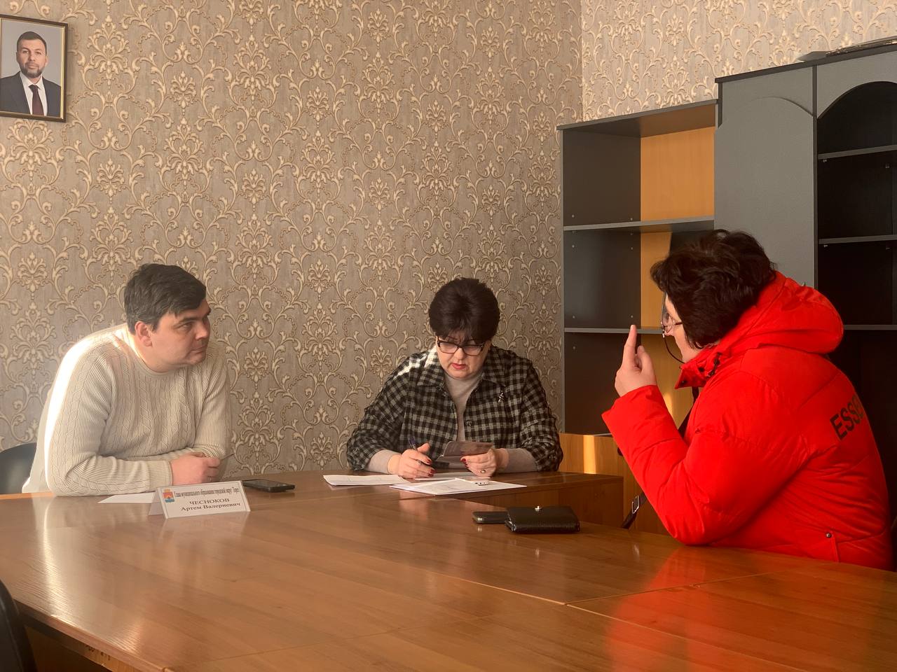 Сегодня, 15 декабря 2025 года, Глава муниципального образования городской округ Торез Артем Чесноков провел прием населения по личным вопросам Сегодня, 15 декабря 2025 года, Глава муниципального образования городской округ Торез Артем Чесноков провел прием населения по личным вопросам