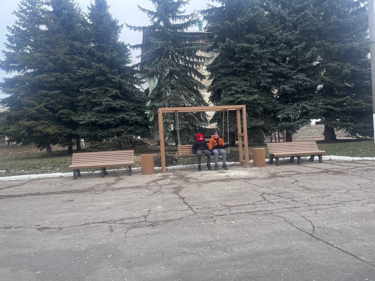 В Снежном появились новые места для отдыха В Снежном появились новые места для отдыха