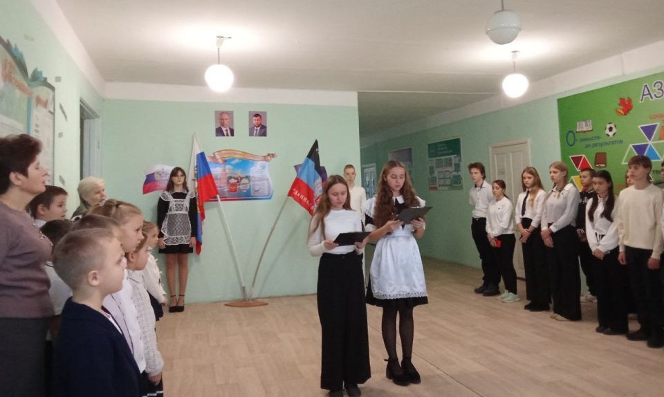 В общеобразовательных учебных заведениях провели внеурочные занятия "Разговоры о важном" В общеобразовательных учебных заведениях провели внеурочные занятия "Разговоры о важном"