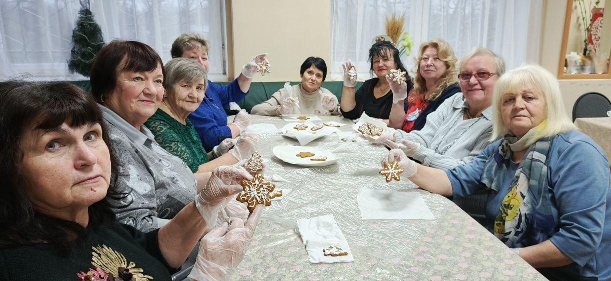 Смоляне передали подарок пожилым жителям Мангуша в преддверии Нового года Смоляне передали подарок пожилым жителям Мангуша в преддверии Нового года