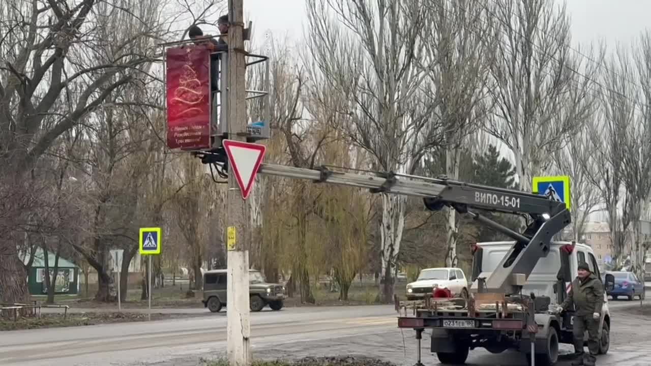 Шахтерск украшают к новогодним праздникам