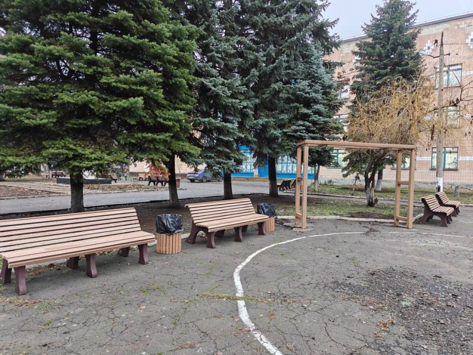 В Снежном появились новые места для отдыха В Снежном появились новые места для отдыха
