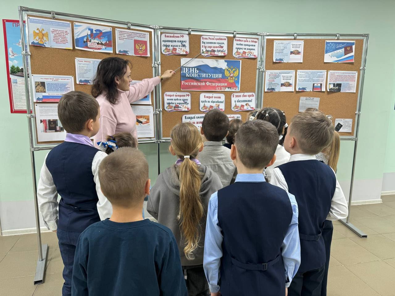 В школах Кировского прошли занятия «Разговоры о важном», посвященные Дню Конституции Российской Федерации