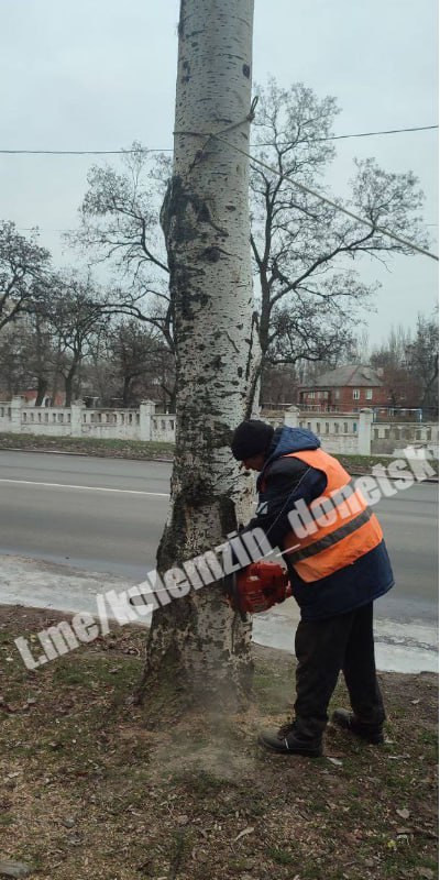 Алексей Кулемзин: Сегодня сотрудники коммунального предприятия «Зелёное строительство» убрали и вывезли опавшую листву, ветки, также устраняют последствия непогоды, выполняя распил деревьев Алексей Кулемзин: Сегодня сотрудники коммунального предприятия «Зелёное строительство» убрали и вывезли опавшую листву, ветки, также устраняют последствия непогоды, выполняя распил деревьев