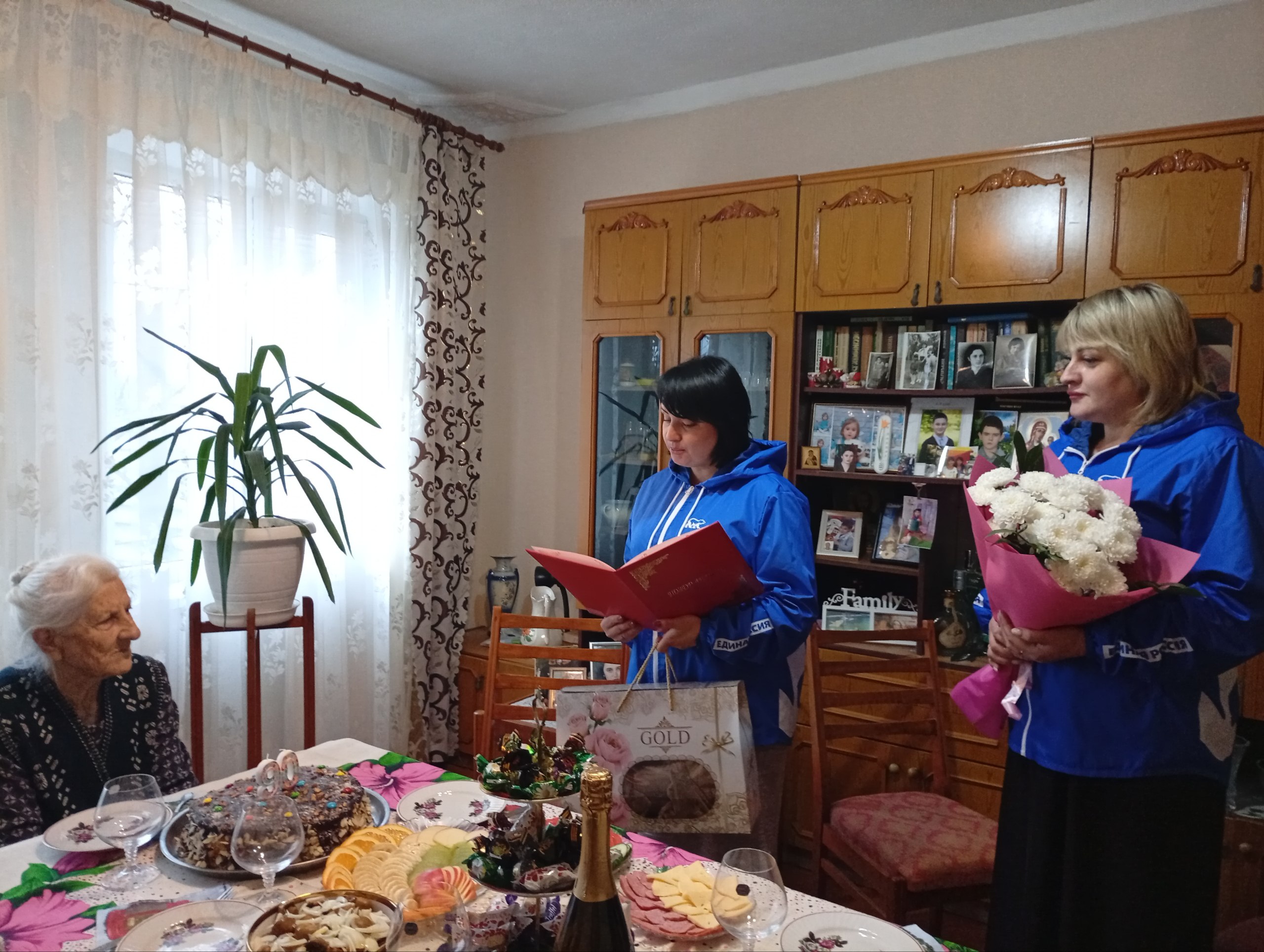 90 лет мудрости, труда и любви: Елену Денисовну Чубарь поздравили с юбилеем 90 лет мудрости, труда и любви: Елену Денисовну Чубарь поздравили с юбилеем