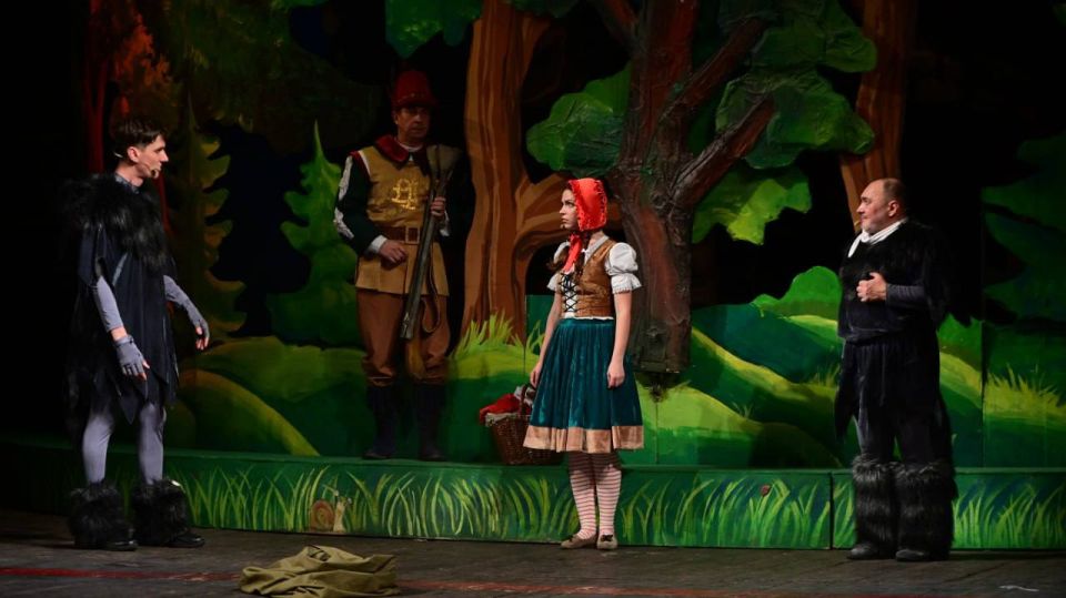 На сорок миллионов рублей снабдили донецкий драматический театр новым оборудованием На сорок миллионов рублей снабдили донецкий драматический театр новым оборудованием