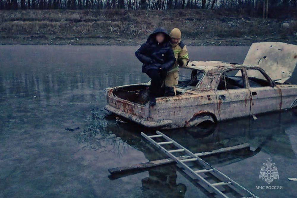 Ребёнок застрял в затонувшей машине на льду в Макеевке Ребёнок застрял в затонувшей машине на льду в Макеевке