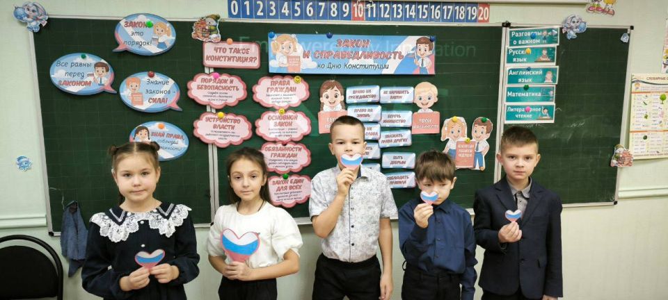 В общеобразовательных учебных заведениях провели внеурочные занятия "Разговоры о важном" В общеобразовательных учебных заведениях провели внеурочные занятия "Разговоры о важном"