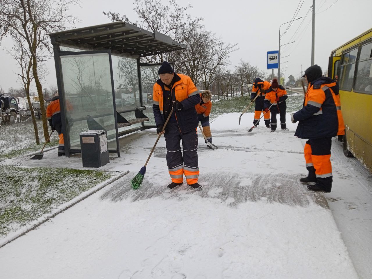 В Мариуполе коммунальщики устраняют последствия снегопада В Мариуполе коммунальщики устраняют последствия снегопада
