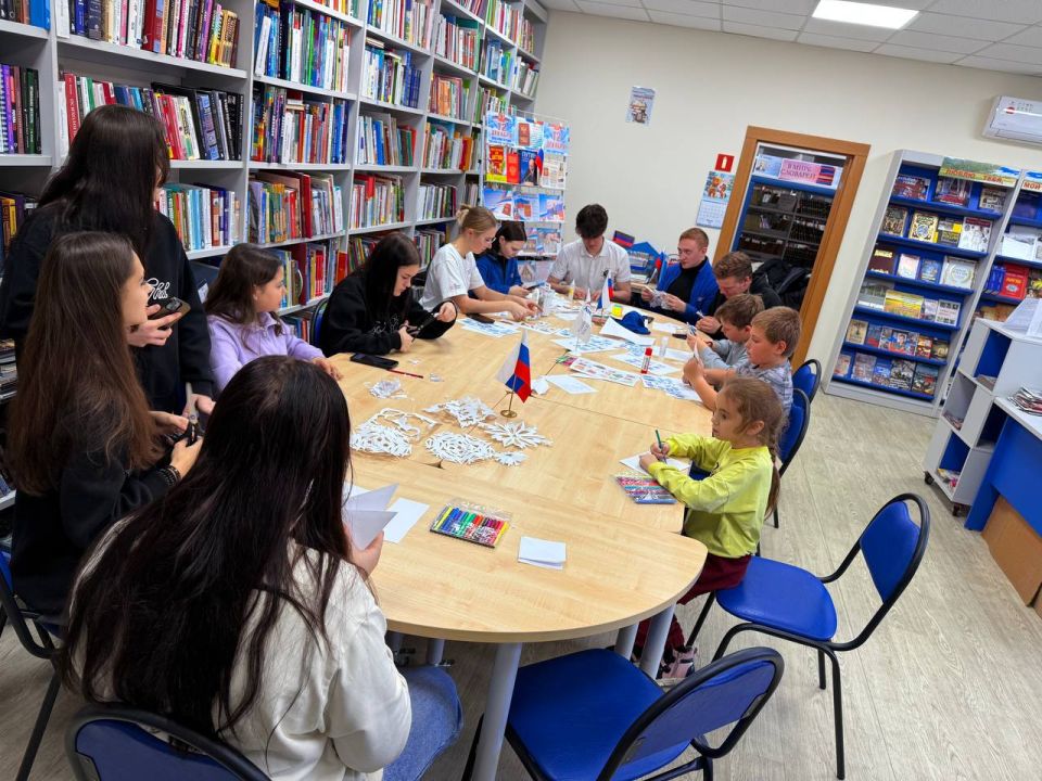 Новогодняя открытка. Сегодня в Мангушской библиотеке царила по-настоящему праздничная атмосфера! Сектор молодежной политики Администрации Мангушского муниципального округа организовал замечательное мероприятие в рамках... Новогодняя открытка. Сегодня в Мангушской библиотеке царила по-настоящему праздничная атмосфера! Сектор молодежной политики Администрации Мангушского муниципального округа организовал замечательное мероприятие в рамках...