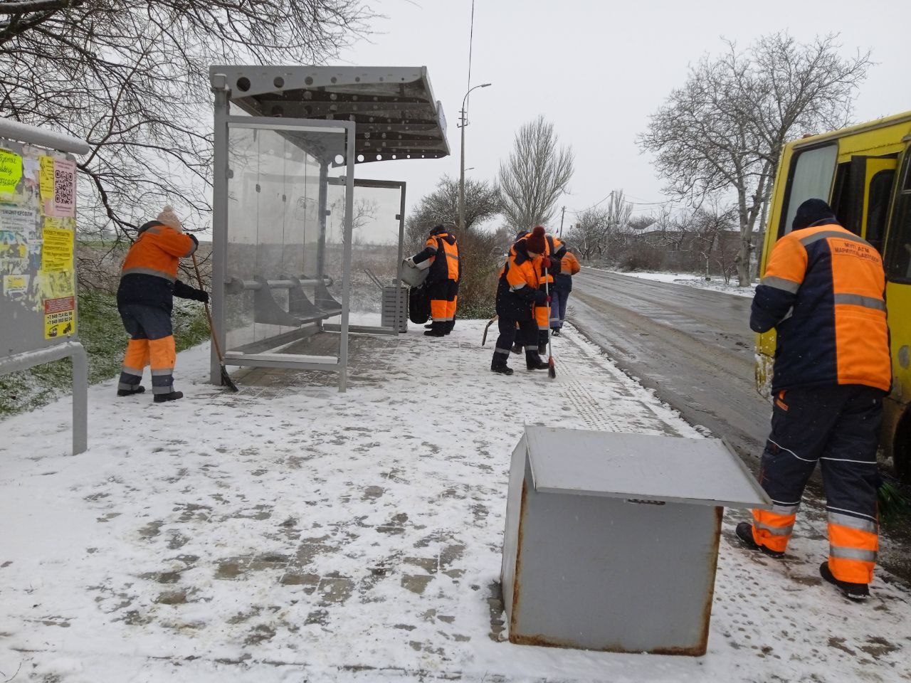 В Мариуполе коммунальщики устраняют последствия снегопада В Мариуполе коммунальщики устраняют последствия снегопада