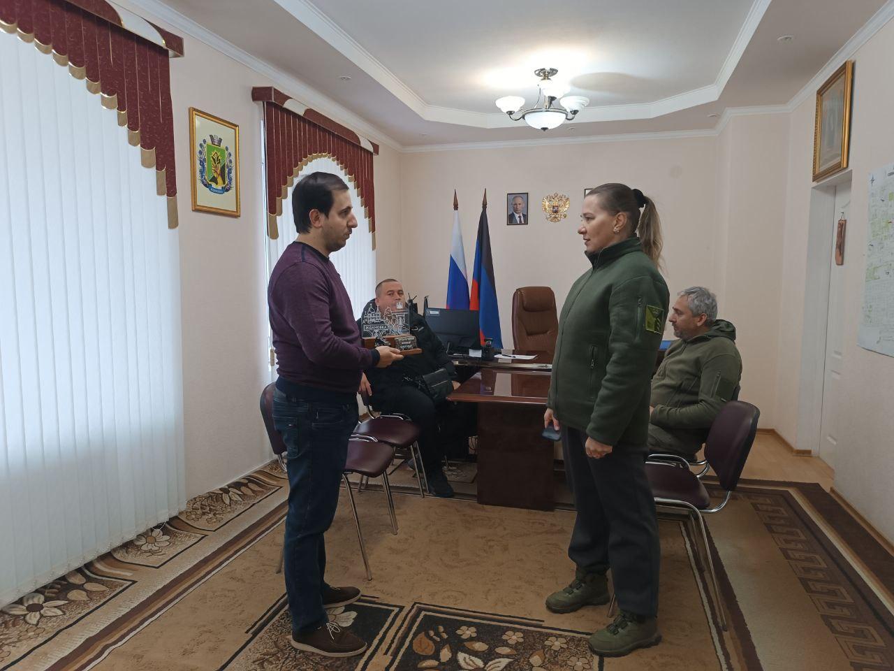 Заместитель Главы Шахтерского округа вручил памятный сувенир Юлии Домриной из Магаданской области Заместитель Главы Шахтерского округа вручил памятный сувенир Юлии Домриной из Магаданской области