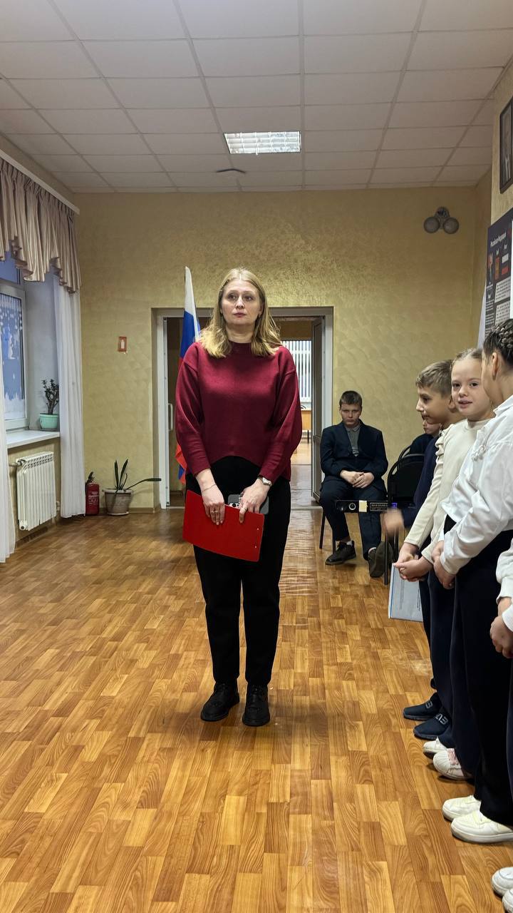 Разговоры о важном. Новая учебная неделя в Тельмановской гимназии началась традиционно с еженедельной линейки и почётного права выноса флага Российской Федерации и флага Донецкой Народной Республики юнармейцами ВПК «Юные... Разговоры о важном. Новая учебная неделя в Тельмановской гимназии началась традиционно с еженедельной линейки и почётного права выноса флага Российской Федерации и флага Донецкой Народной Республики юнармейцами ВПК «Юные...